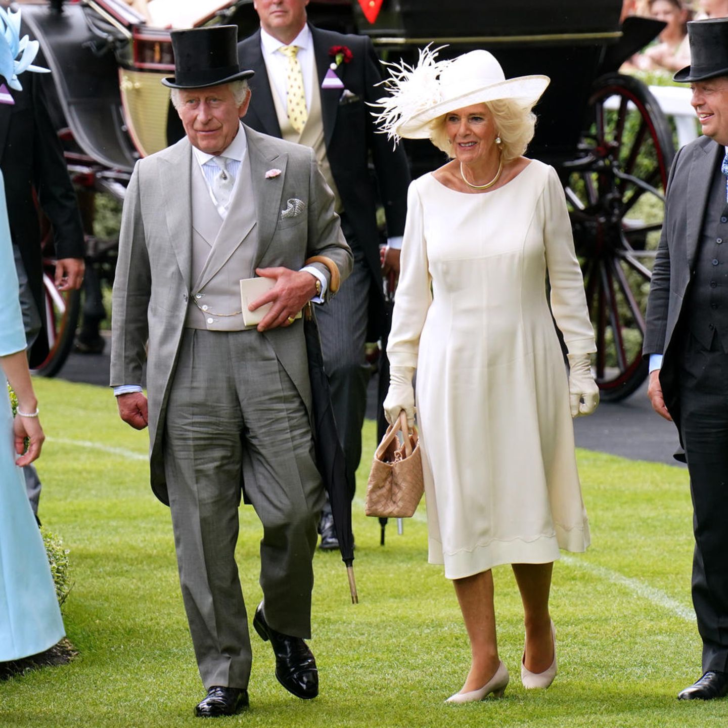 Eine Veranstaltung – ein Motto: Königin Camilla setzt auch am fünften Tag von Royal Ascot auf einen hellen, fast weißen Look. Bereits am Vortag erschien sie in einem recht ähnlichen Stil. Während Charles auf den gleichen Anzug setzt und nur Krawatte und Einstecktuch austauscht, macht Camilla das pastellfarbene Quintett aus Mint, Rosa, Eierschale, Weiß und Beige komplett. 
