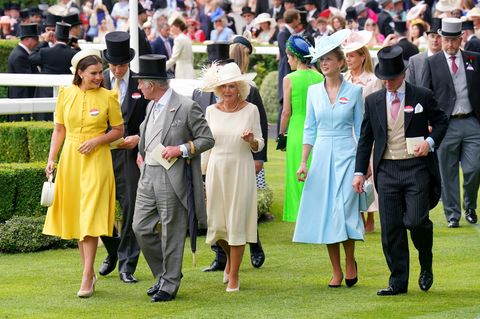 König Charles ist bei dem Royal Ascot Pferderennen in Begleitung von Lady Sophie Winkleman. Sie ist die Ehefrau von Lord Frederick Windsor, der Sohn von Prinz Michael von Kent, der wiederum ein Cousin von Queen Elizabeth ist. Sie ist eine berühmte Schauspielerin, kommt aber auch familiären Aufgaben nach. Sie setzt i Ascot im Gegensatz zu Camilla auf eine kräftige Farbe und strahlt in einem schönen Sonnengelb. 