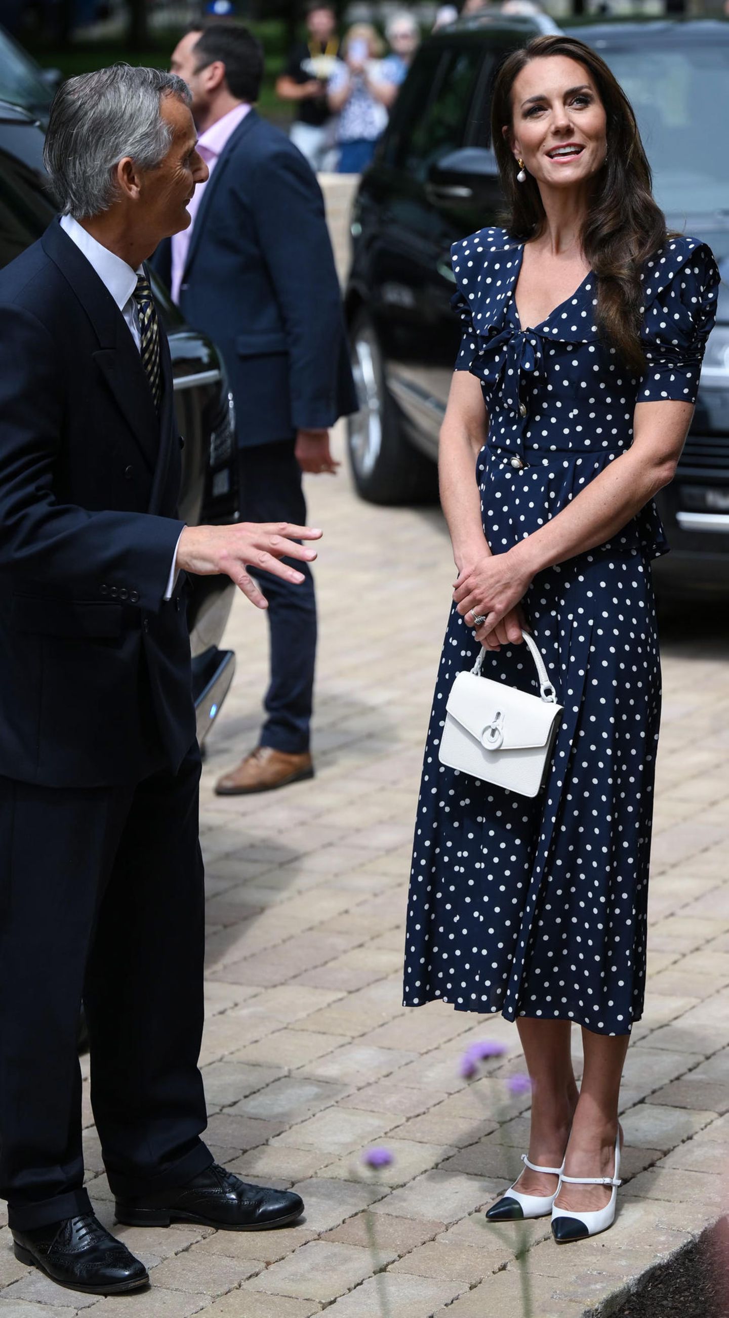 Catherine, Princess of Wales, hat sich für die Eröffnung einer Wohnanlage in Southampton für ein ganz besonderes Kleid im Polka-Dot-Stil entschieden. Dabei handelt es sich um ein Modell, das die Dreifach-Mama bereits in unterschiedlichen Ausführungen im Schrank hängen hat. Aber es entspricht nicht nur dem Geschmack von Kate, auch eine andere Royal scheint sich in das Alessandra-Rich-Kleid verliebt zu haben. 