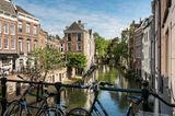 Utrecht ist mindestens genauso schön wie Amsterdam, aber nicht so überlaufen. Es bietet alles, was das Herz begehrt: tolle Museen, unzählige Grachten, süße Brücken, kreative Shops und viele Fahrräder, die man mieten kann. Und wer auf Coffee Shops und Rotlicht nicht verzichten kann, der findet in Utrecht genauso Ersatz, nur etwas kleiner. Susanne