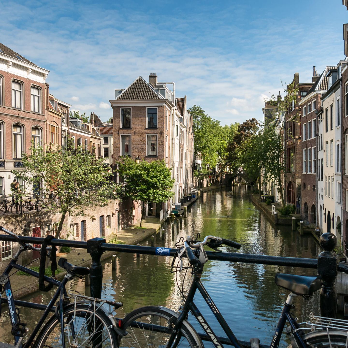 Utrecht ist mindestens genauso schön wie Amsterdam, aber nicht so überlaufen. Es bietet alles, was das Herz begehrt: tolle Museen, unzählige Grachten, süße Brücken, kreative Shops und viele Fahrräder, die man mieten kann. Und wer auf Coffee Shops und Rotlicht nicht verzichten kann, der findet in Utrecht genauso Ersatz, nur etwas kleiner. Susanne