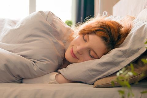 Hirnchemie: Frau schläft in Bett