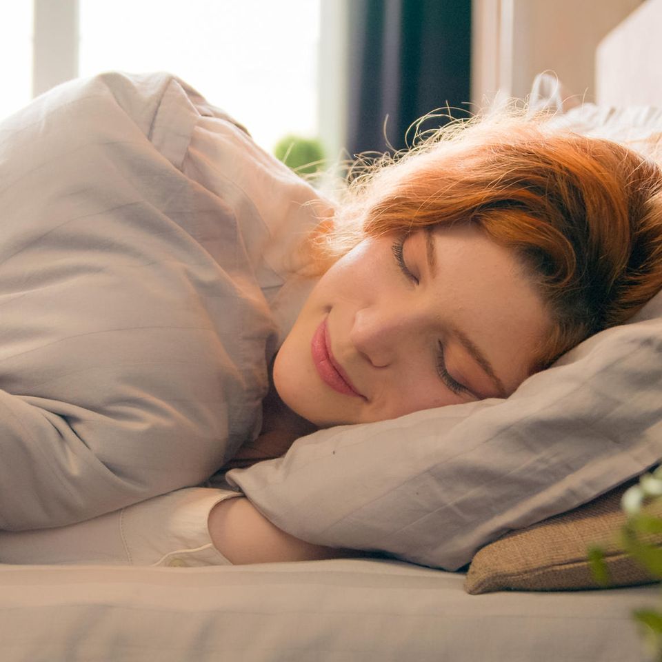 Hirnchemie: Frau schläft in Bett