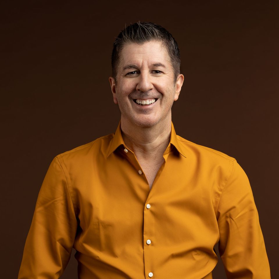 Marcus Täuber ist Doktor der Neurobiologie, mehrfacher Bestsellerautor und Leiter des Instituts für mentale Erfolgsstrategien in Wien. Er beschäftigt sich mit der Wirkung guter Gefühle auf mentale Gesundheit und Persönlichkeitsbildung. 