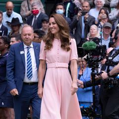 Zum Wimbledon Tennisturnier im Jahr 2021 – also zwei Jahre zuvor – präsentierte Catherine das Dress der Öffentlichkeit bereits mit einem großen Lächeln auf den Lippen. Und auch das Styling ist identisch: Große, ausgekämmte Locken und filigrane Pumps geben dem Kleid damals wie heute einen stylischen Rahmen. 