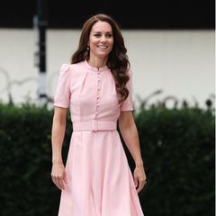 Zierknöpfe, Puffärmel, Taillengürtel, eine fließende A-Linie: Keine Frage, das rosafarbene Kleid von Catherine, Princess of Wales, ist ein Traum von Kleid – und es steht der Dreifach-Mama wirklich ausgezeichnet. So wundert es auch nicht, dass sie das Dress von Beulah London bereits schon einmal zu einem wichtigen öffentlichen Event trug. 