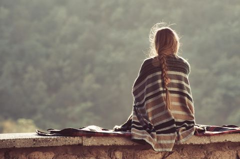 Traurige Frau in der Natur: 3 Anzeichen, dass du in deiner Kindheit emotionale Erpressung erfahren hast