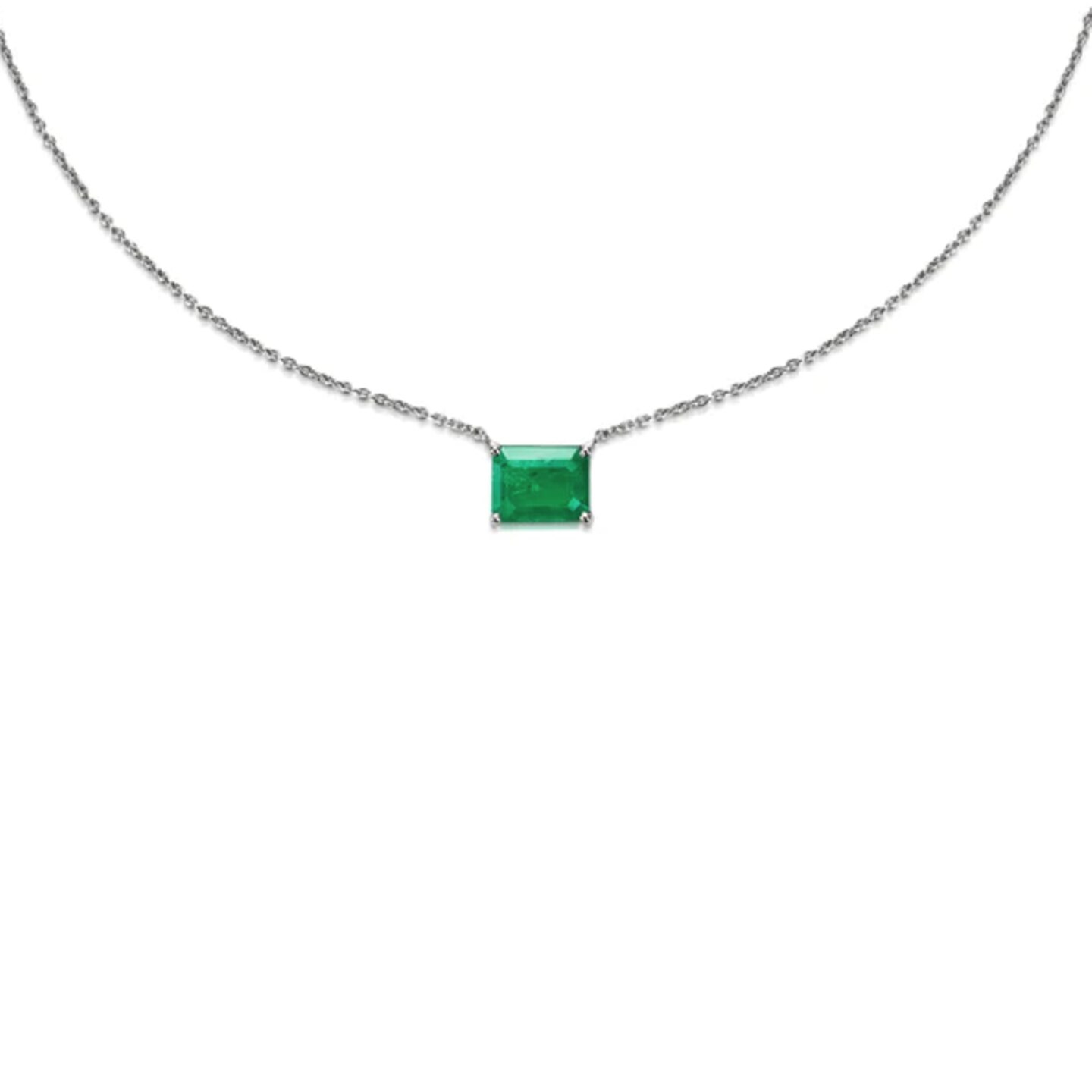 Nicht nur Diamanten, auch Edelsteine lassen sich im Labor nachzüchten. So auch dieser Emerald in einer Vier-Krappen-Fassung, der an einer zartgliedrigen Kette leuchtet. "Malia"-Halskette von LM Studio, kostet 1850 Euro. 