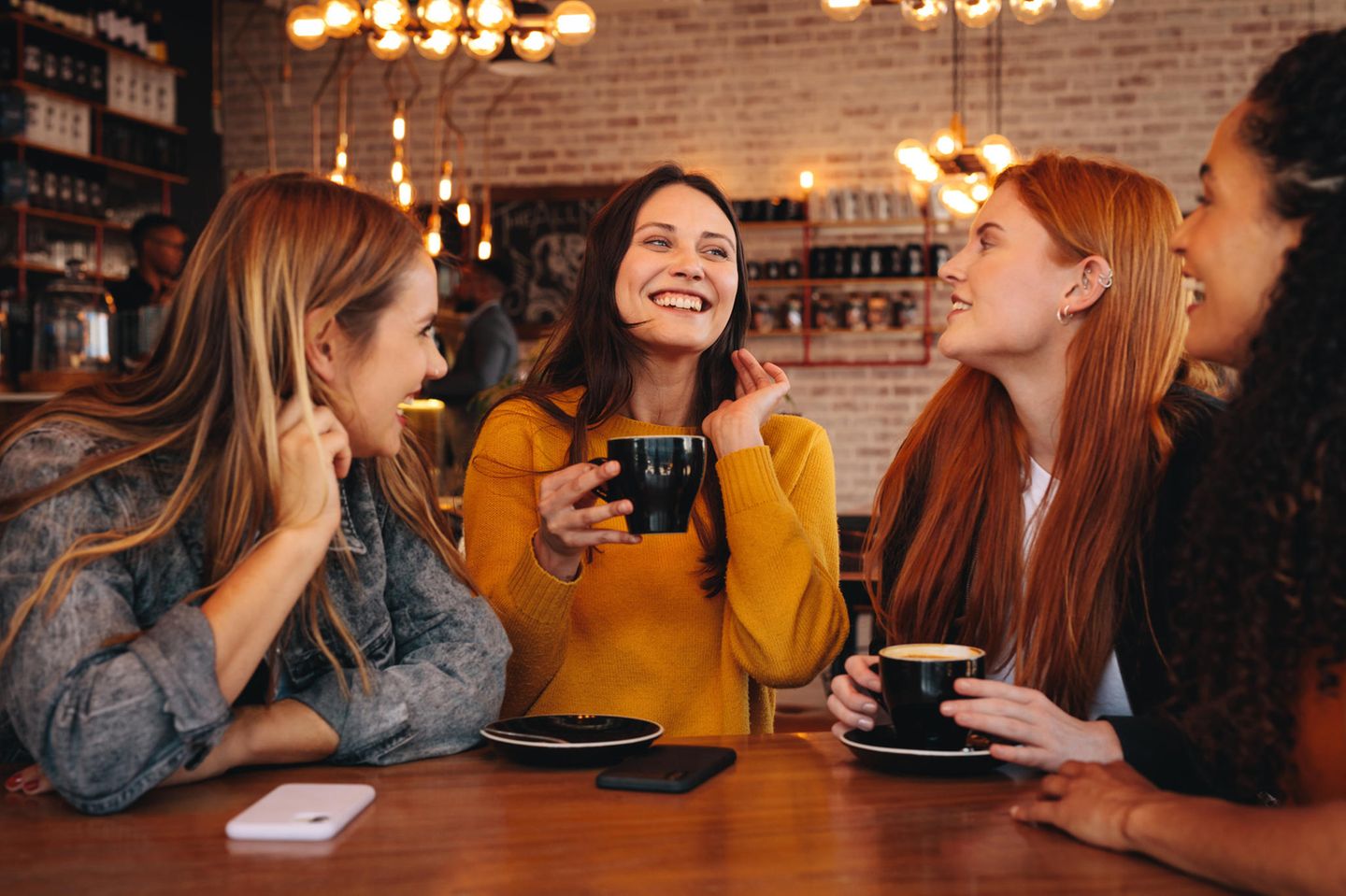 Eine Gruppe Frauen trinkt gemeinsam Kaffee