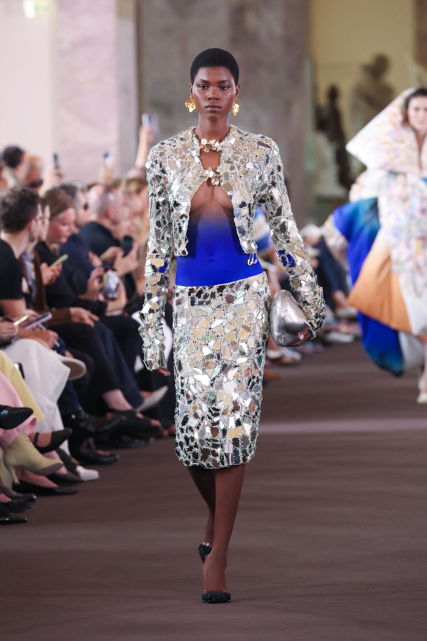 Spiegelnde Mosaike und XL-Ohrringe: Bei der Vorstellung der Haute Couture Herbst/Winterkollektion 2023/2024 von Schiaparelli wird es wieder einmal extravagant. 