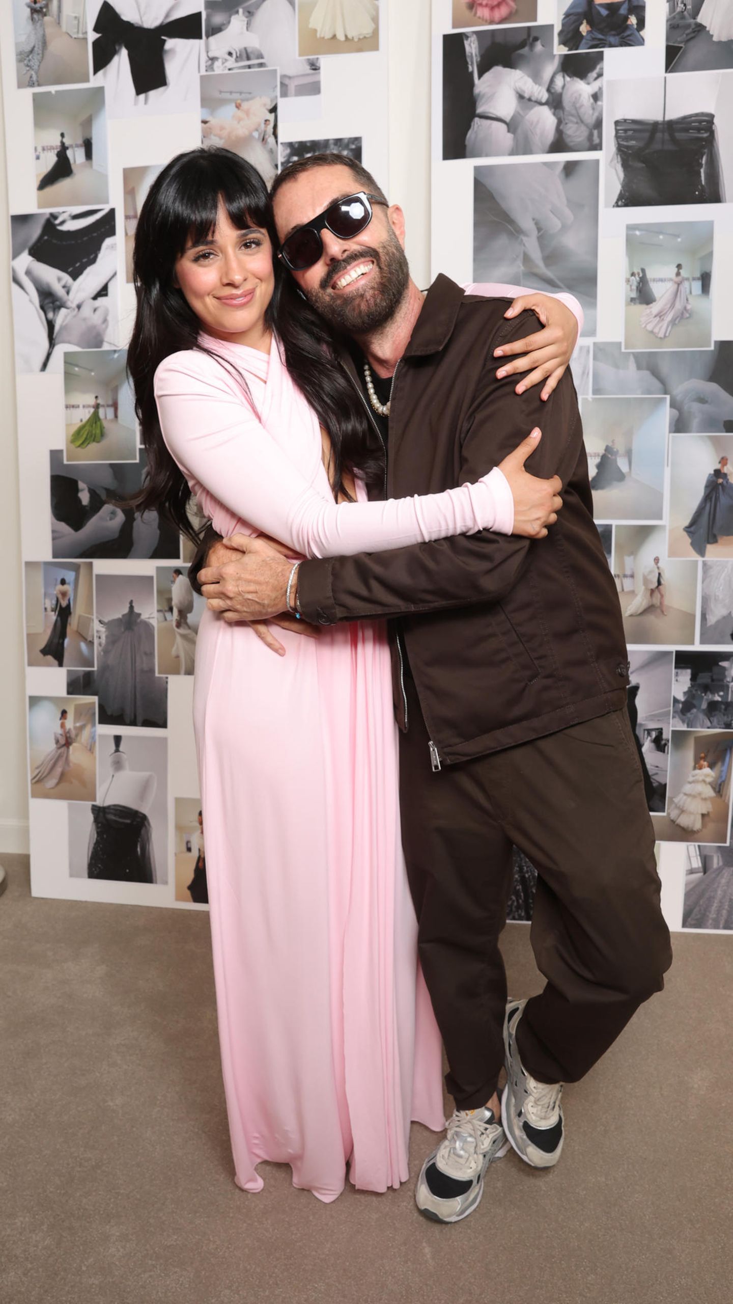 Camila Cabello freut sich nicht nur auf die Vorstellung der neusten Haute Couture Designs von Giambattista Valli für 2023/2024, sondern auch über den Chefdesigner persönlich. Innig umarmen sich die beiden, bevor die große Show losgeht. 