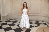 Auch "Miss Dior" persönlich lässt sich die Haute Couture Show in Paris nicht entgehen und posiert beim Photocall in einem zarten weißen Blumenkleid. 