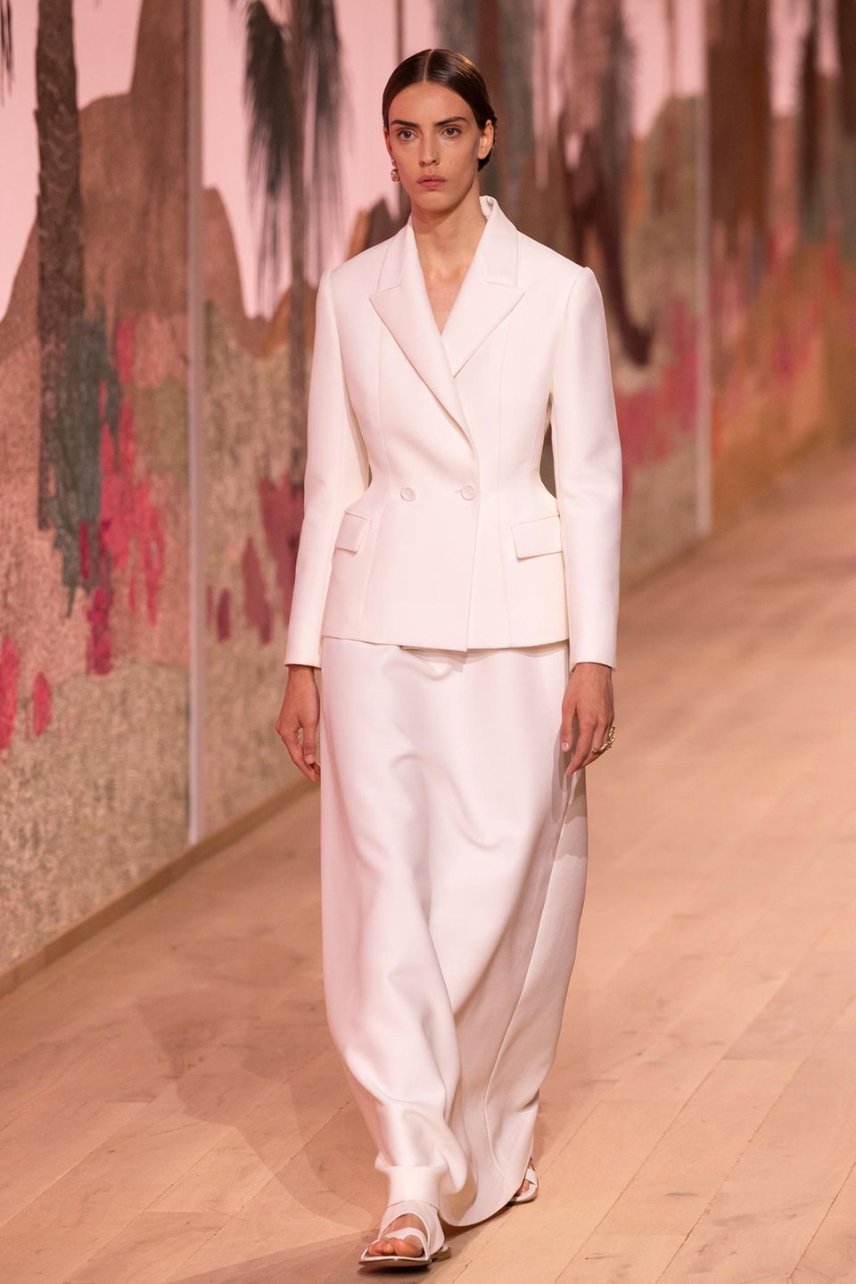 Fließende Stoffe, akzentuierte Schnitte: Bei der Haute Couture Show von Dior beherrschen klassische Designs den Runway.