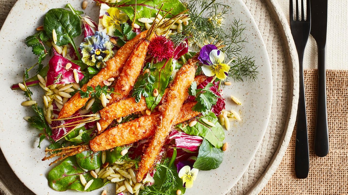 Reisnudel-Salat mit Parmesan-Möhren und Möhrengrün-Dressing | BRIGITTE.de