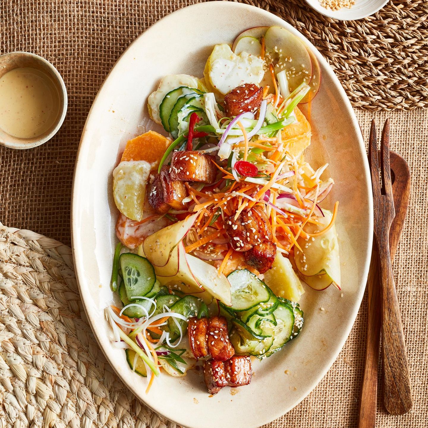 Koreanischer Kartoffelsalat mit knusprigem Schweinebauch