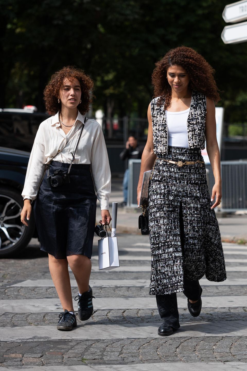 Dafür lieben wir Mode aus Paris: Es muss nicht immer alles glamourös und unbequem sein. Bei der Haute Couture Show von Chanel erhaschen wir zwei lässige Kombinationen von Midi- und Maxi-Röcken. Eine Sache darf bei den Französinnen nicht fehlen: die flachen Schuhe. Damit kommen sie gut von A nach B und zu den dicken Materialien der Röcke gut kombiniert. 