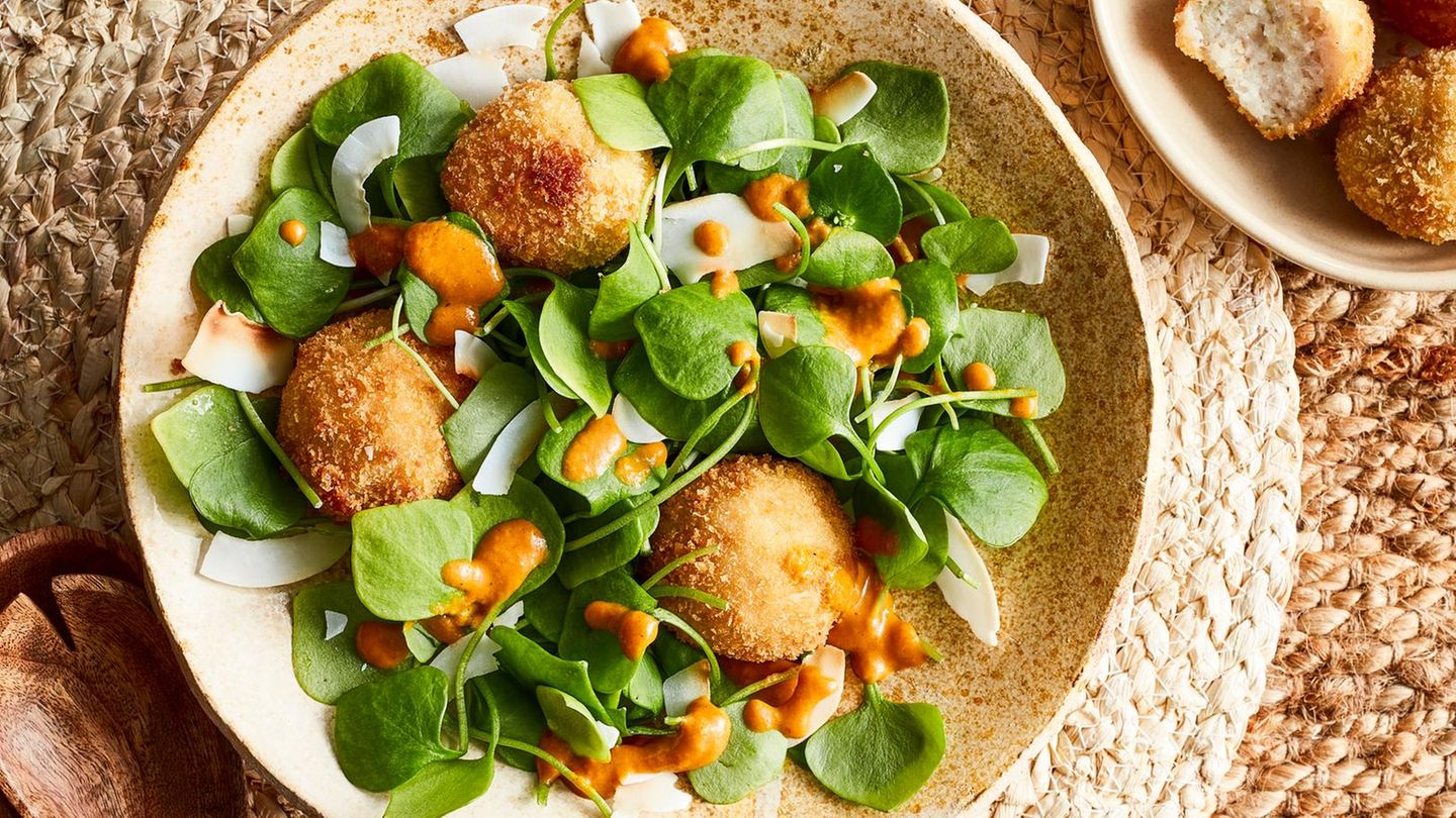 Portulaksalat mit Fischbällchen und Curry-Kokos-Dressing | BRIGITTE.de