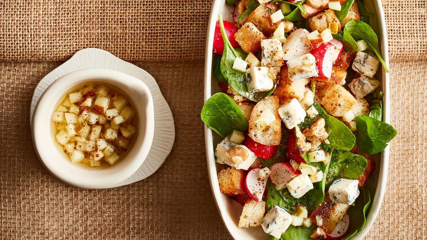 Brot-Käse-Salat mit Radieschen und Apfel-Dressing | BRIGITTE.de