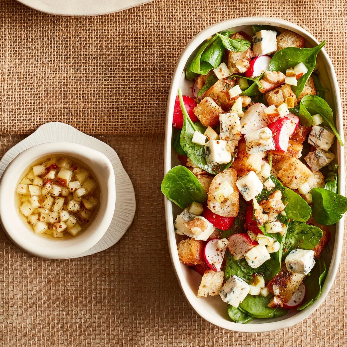 Brot-Käse-Salat mit Radieschen und Apfel-Dressing