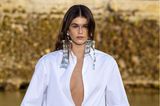 Vollprofi: Kaia Gerber begeistert bei der Haute-Couture-Schau von Valentino in offener Bluse, langen Statement-Ohrringen und einer tiefsitzenden Jeanshose. 