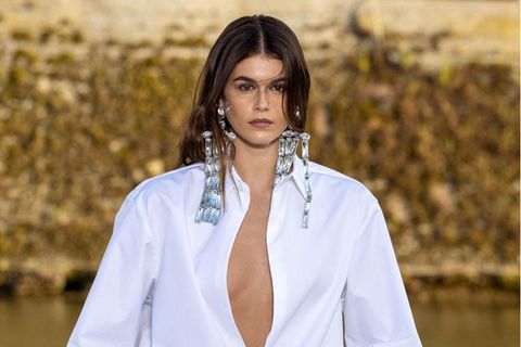 Vollprofi: Kaia Gerber begeistert bei der Haute-Couture-Schau von Valentino in offener Bluse, langen Statement-Ohrringen und einer tiefsitzenden Jeanshose. 