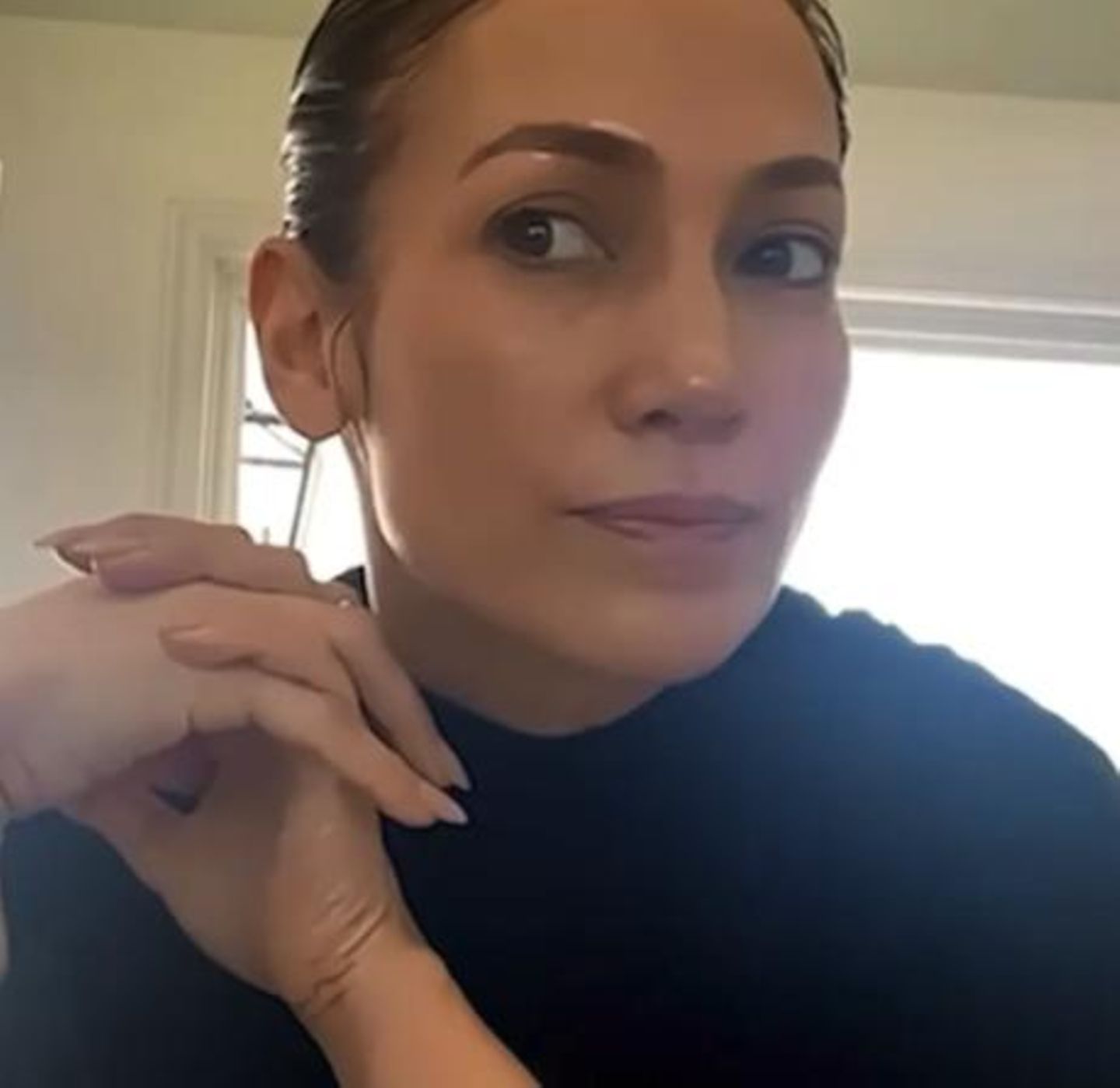 Wie Jennifer Lopez aussieht, wenn sie gerade aus der Dusche steigt? Das zeigt die Sängerin jetzt auf Instagram, veröffentlicht ein Video, in dem sie komplett ungeschminkt und mit nassen Haaren eine Step-by-Step-Anleitung für ihren Glow verrät. Der gelingt (natürlich) mit ihren eigenen Produkten aus der Beauty-Linie "JLO Beauty". 