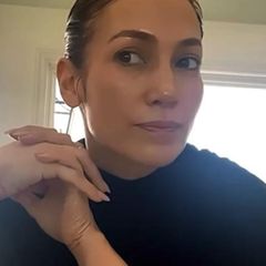 Wie Jennifer Lopez aussieht, wenn sie gerade aus der Dusche steigt? Das zeigt die Sängerin jetzt auf Instagram, veröffentlicht ein Video, in dem sie komplett ungeschminkt und mit nassen Haaren eine Step-by-Step-Anleitung für ihren Glow verrät. Der gelingt (natürlich) mit ihren eigenen Produkten aus der Beauty-Linie "JLO Beauty". 