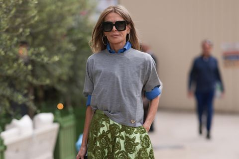 Statement-Röcke in Midi-Länge lieben nicht nur die Royals, sondern auch die Fashionistas bei der Haute Couture Week in Paris. Lässig wird hier zum eleganten Highlight-Piece ein Shirt mit einer Bluse darunter kombiniert und zu beigefarbenen Sandalen gestylt. Sehr schick. 