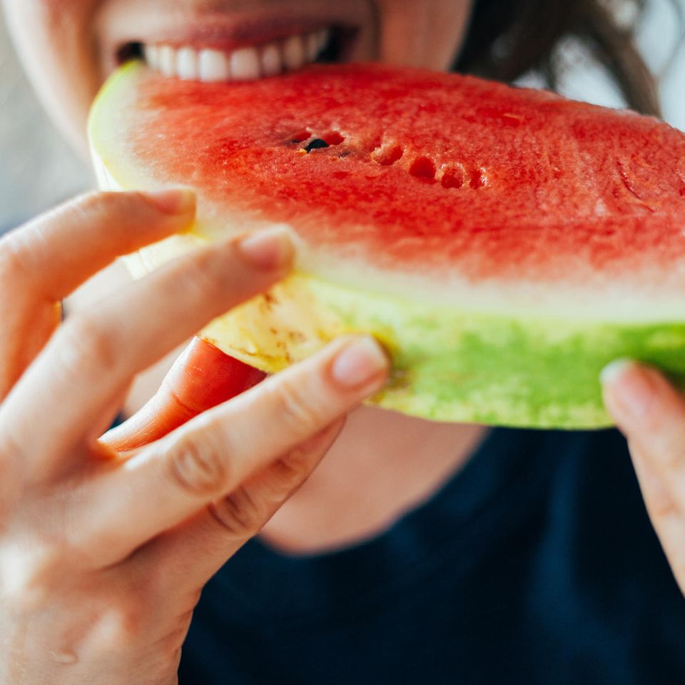 Frau isst Wassermelone