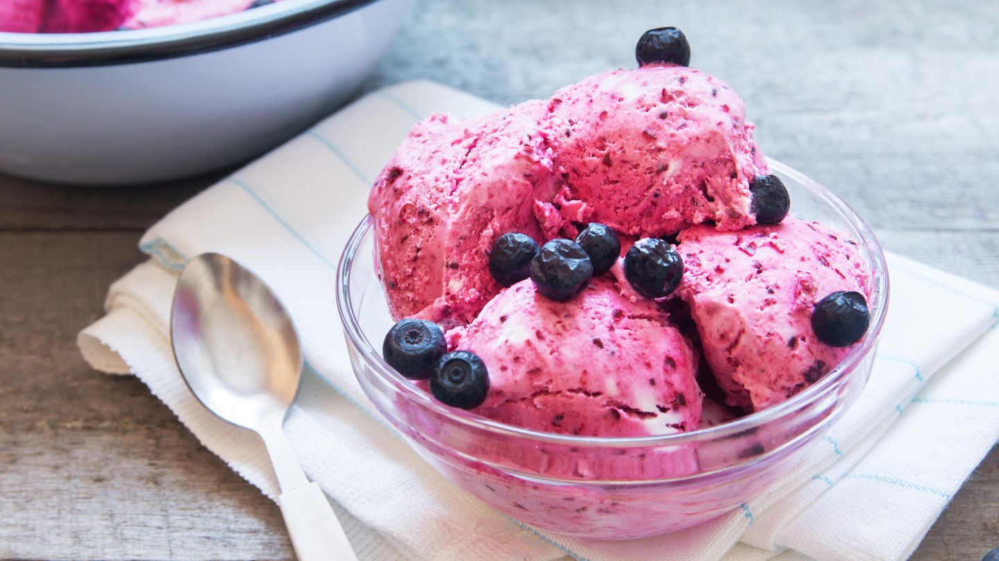 Blitz-Rezept: Fruchtiges Erdbeereis aus nur 2 Zutaten | BRIGITTE.de