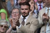 David Beckham überzeugt mit eingestecktem Taschentuch und passender Krawatte zum beigefarbenem Sakko. Dazu stylt der ehemalige Fußballstar eine weiße Stoffhose sowie ein weißes Hemd. Stilvoll und trotzdem lässig.