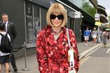 Huch, bei Anna Wintour ist der Frühling ausgebrochen. Die Chefredakteurin der US-amerikanischen Vogue besucht im farbenfrohen Blumenkleid den Centre Court in Wimbledon und überrascht im knalligen roten Mantel darüber. 