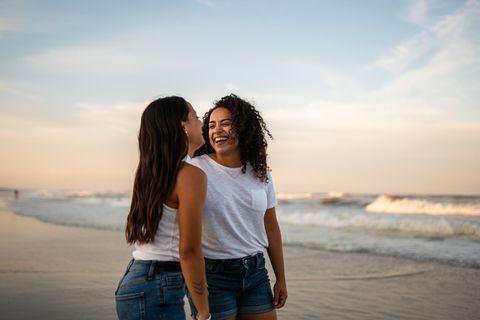 2 Frauen am Strand: 3 Zeichen, dass deine Liebe platonisch und nicht romantisch ist