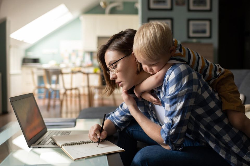 Wie Viel Geld Habt Ihr Als Alleinerziehende Mutter Steuerklasse 2: So bekommen Alleinerziehende jetzt mehr Geld | BRIGITTE.de