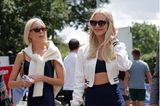 Mit ihren Sommerlooks in Dunkelblau und Creme könnten Prinzessin Maria-Olympia und Poppy Delevingne in Wimbledon glatt als Schwestern durchgehen.