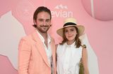 Peachy Partnerlook: Emma Watson und ihr Bruder Alex gewinnen mit ihren sommerlichen Looks auf jeden Fall das Style-Doppel des Finaltages in Wimbledon.