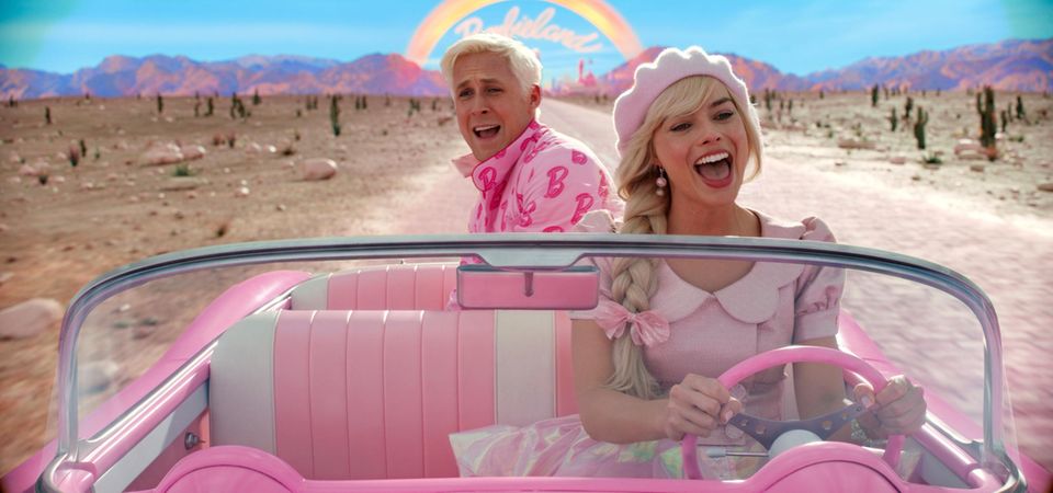Aufbruch: Barbie (Margot Robbie) und Ken (Ryan Gosling) verlassen Barbieland und reisen in die Menschenwelt.