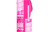 Diesen Sommer wird alles: rosa. Und unsere Lippen haben das Memo auch bekommen! Denn nicht nur modisch erstrahlen Barbie-Fans jetzt in Quietschpink, auch der Kussmund darf glänzen – mit dem Buttergloss von Nyx. "It's a Barbie Party"-Gloss, ca. 7 Euro