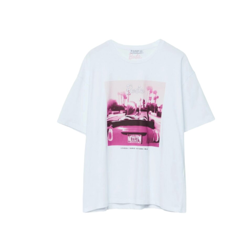 Sonne, Palmen und ein pinkes Auto – mit diesem T-Shirt aus der Barbie-Kollektion von Stradivarius werden Roadtrip-Träume wahr. T-Shirt, ca. 18 Euro