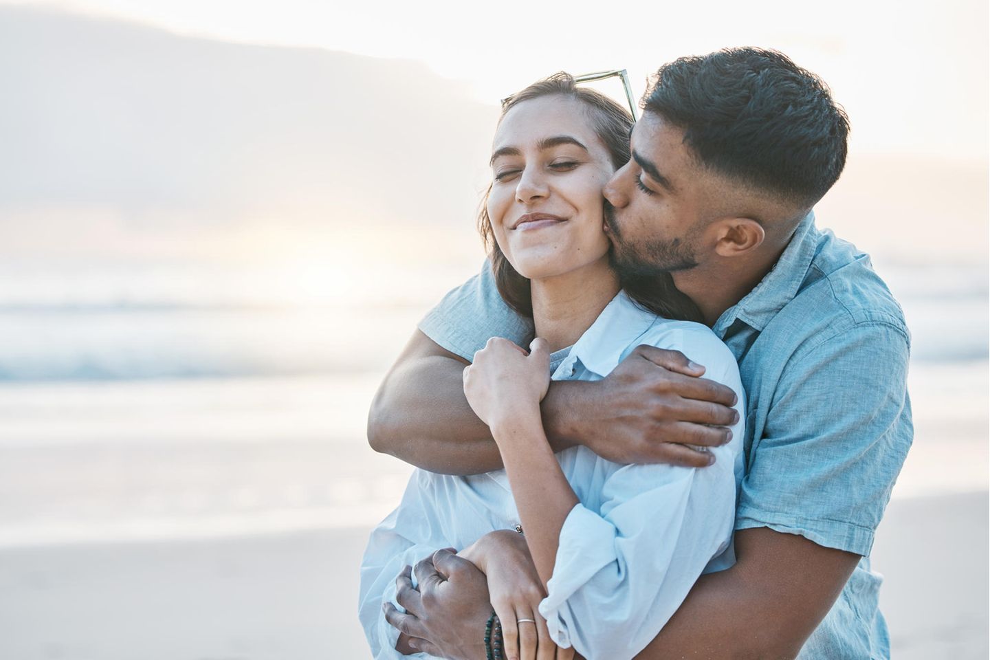 Glückliches Paar am Strand: Dieser Faktor kann deine Beziehung verbessern – oder zerstören