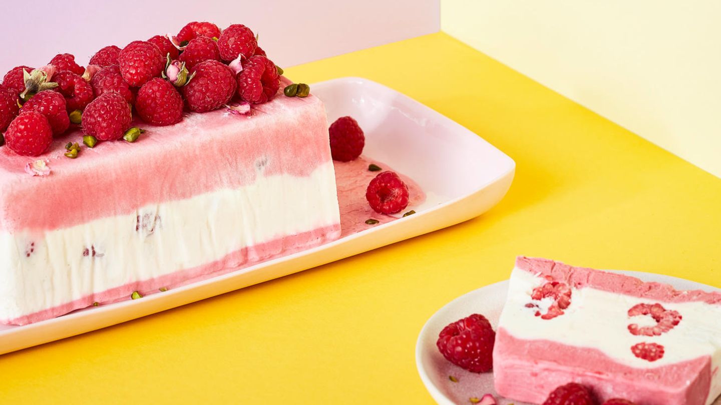 Himbeer-Rosen-Semifreddo | BRIGITTE.de