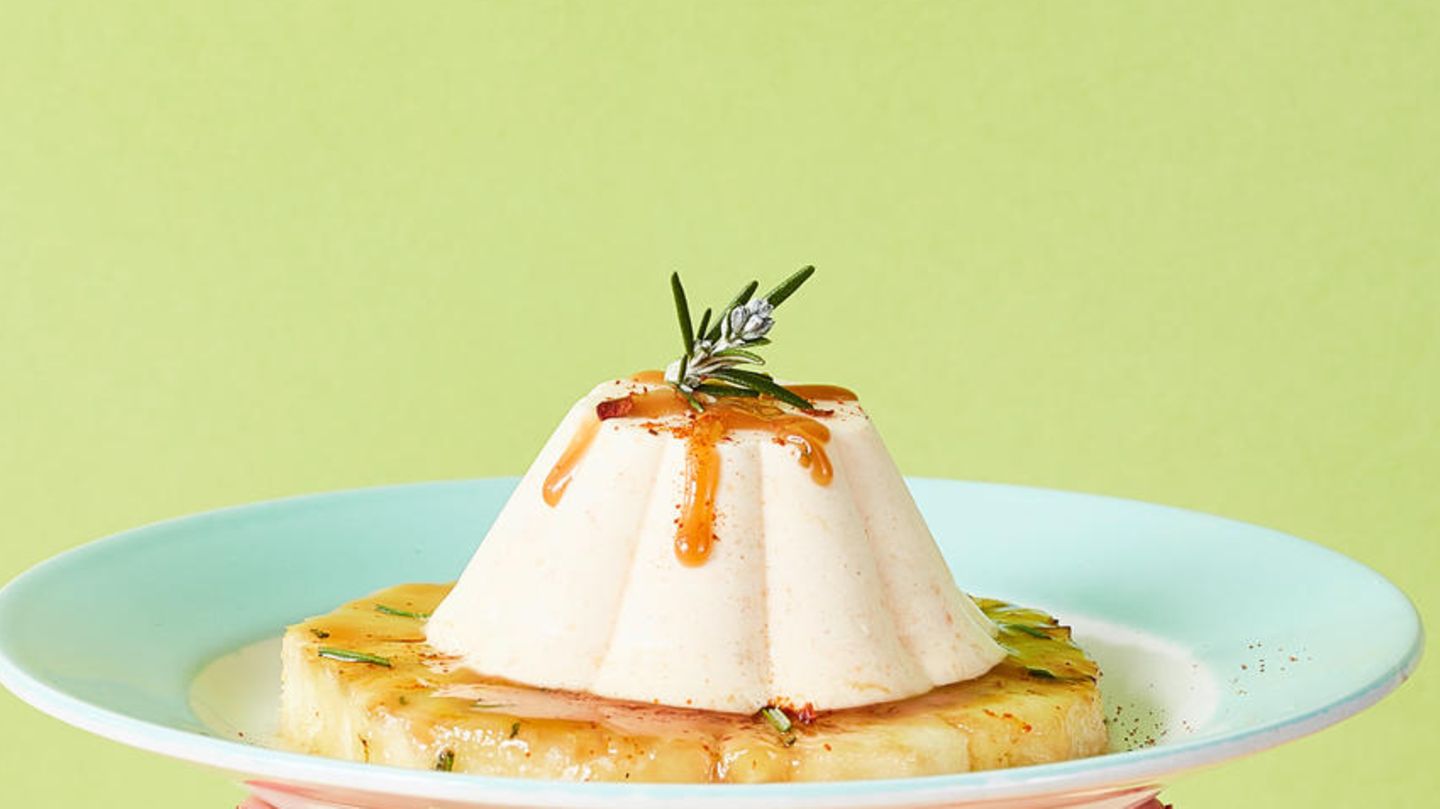 Mango-Pfirsich-Parfait auf gegrillter Ananas | BRIGITTE.de Mango-Pfirsich-Parfait auf gegrillter Ananas | BRIGITTE.de