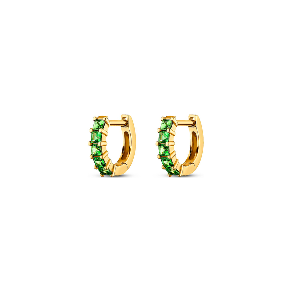 Diese Creolen beweisen, dass farbiger Schmuck zeitlos sein kann. Der grüne Tasvorit ist ein wahres Highlight dieser Ohrringe – gefasst sind sie in 585er Gelbgold. Creolen von Guia, um 599 Euro.