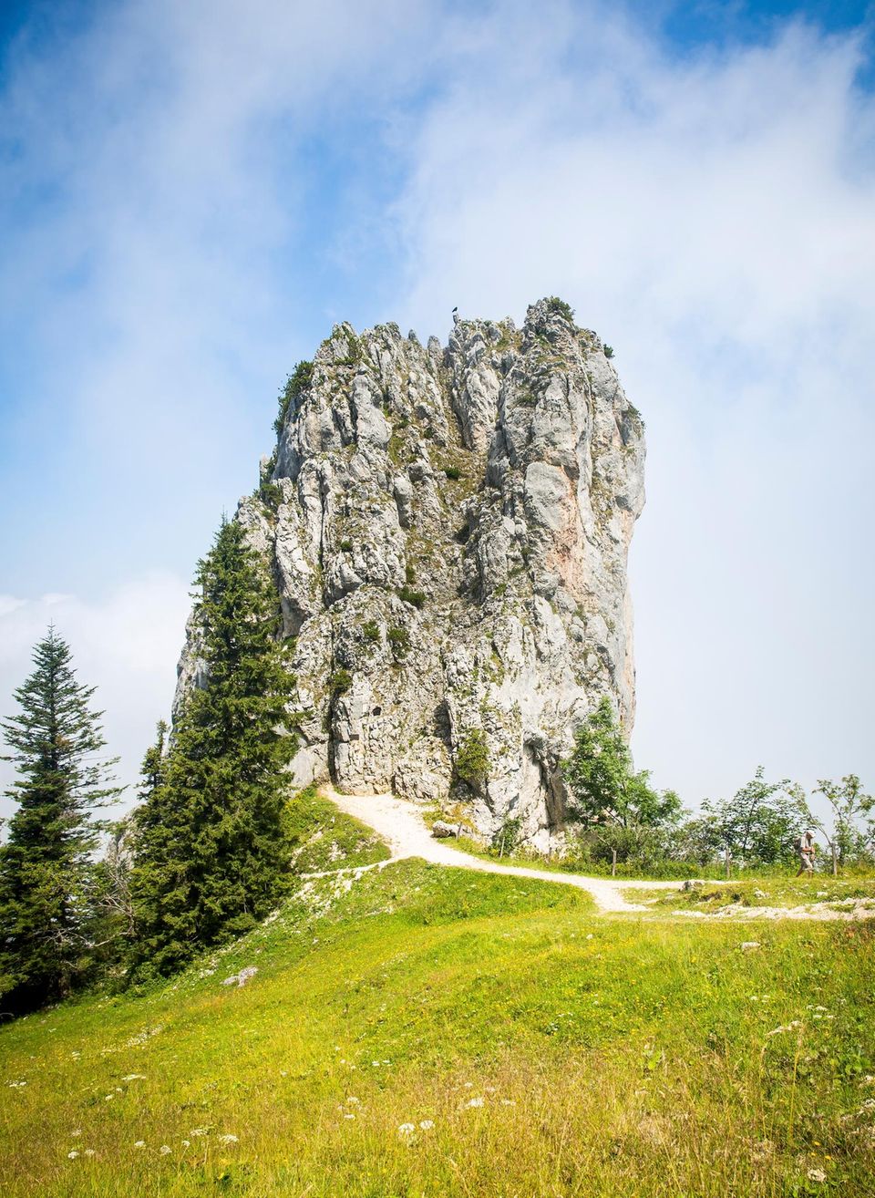 "Kampen" ist bayerisch für "Kamm", und der Name "Kampenwand" leitet sich von der charakteristischen Form der Felsen ab.