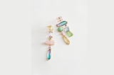 Bunte Steine in Pastellfarben sind bei diesen asymmetrischen Ohrringen von & Other Stories in zarten Fassungen verarbeitet. Regenbogen-Ohrringe mit Strassanhängern, um 40 Euro.