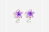 Diese Schmuckstücke machen nicht nur euch, sondern auch euren Betrachtern gute Laune. Die blütenförmigen Ohrringe in Lavendel sind ein aufregendes Accessoire, welches All-White-Looks sofort aufwertet. Ohrringe H&M, um 9 Euro. 