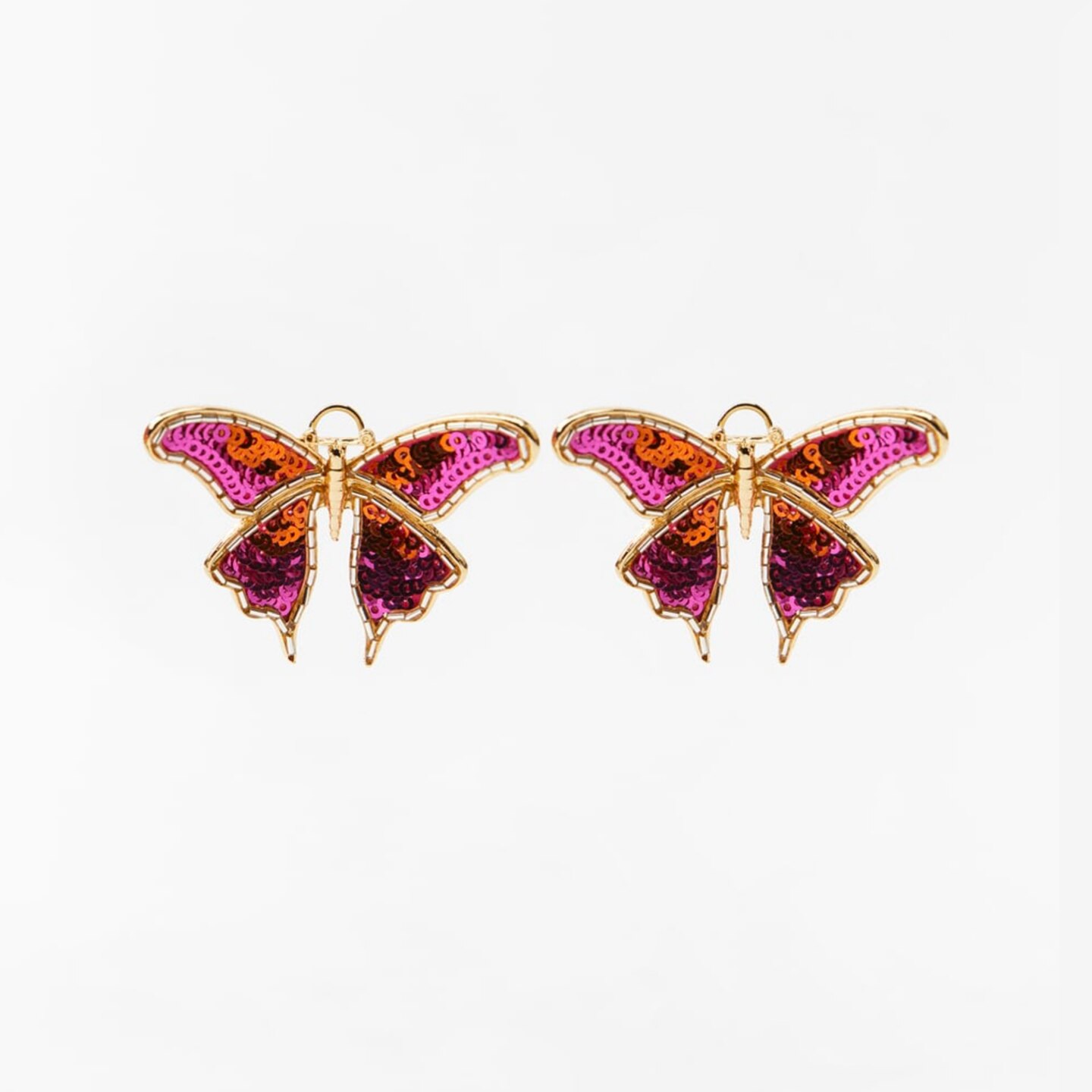 Gedanklich gleiten wir frei durch die Lüfte, wie ein Schmetterling. Unser Spirit-Animal tragen wir jetzt mit Palliettendetails an den Ohren. Schmetterlingsohrringe von Zara, um 16 Euro. 