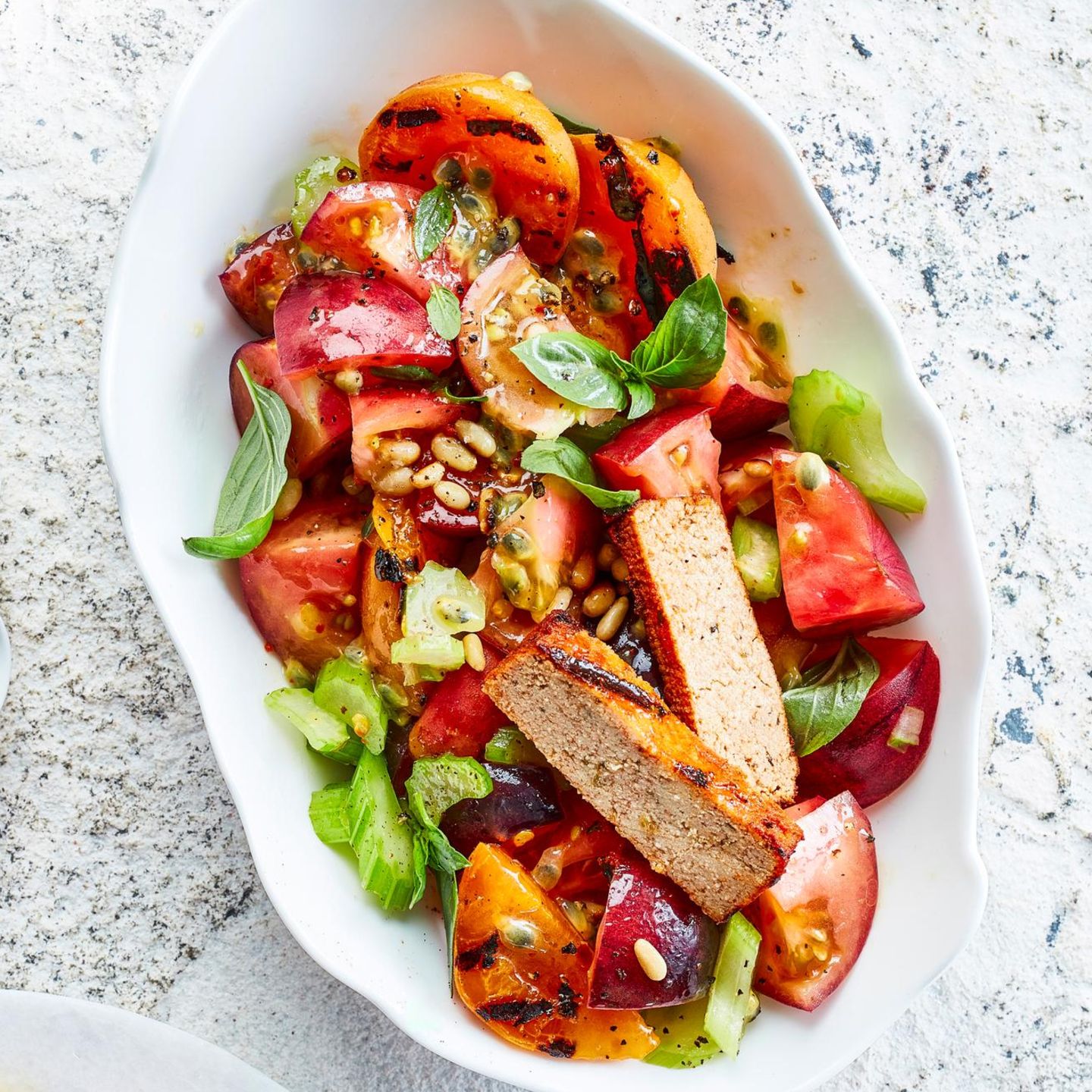 Tomaten-Aprikosen-Salat mit gebratenen Tofu