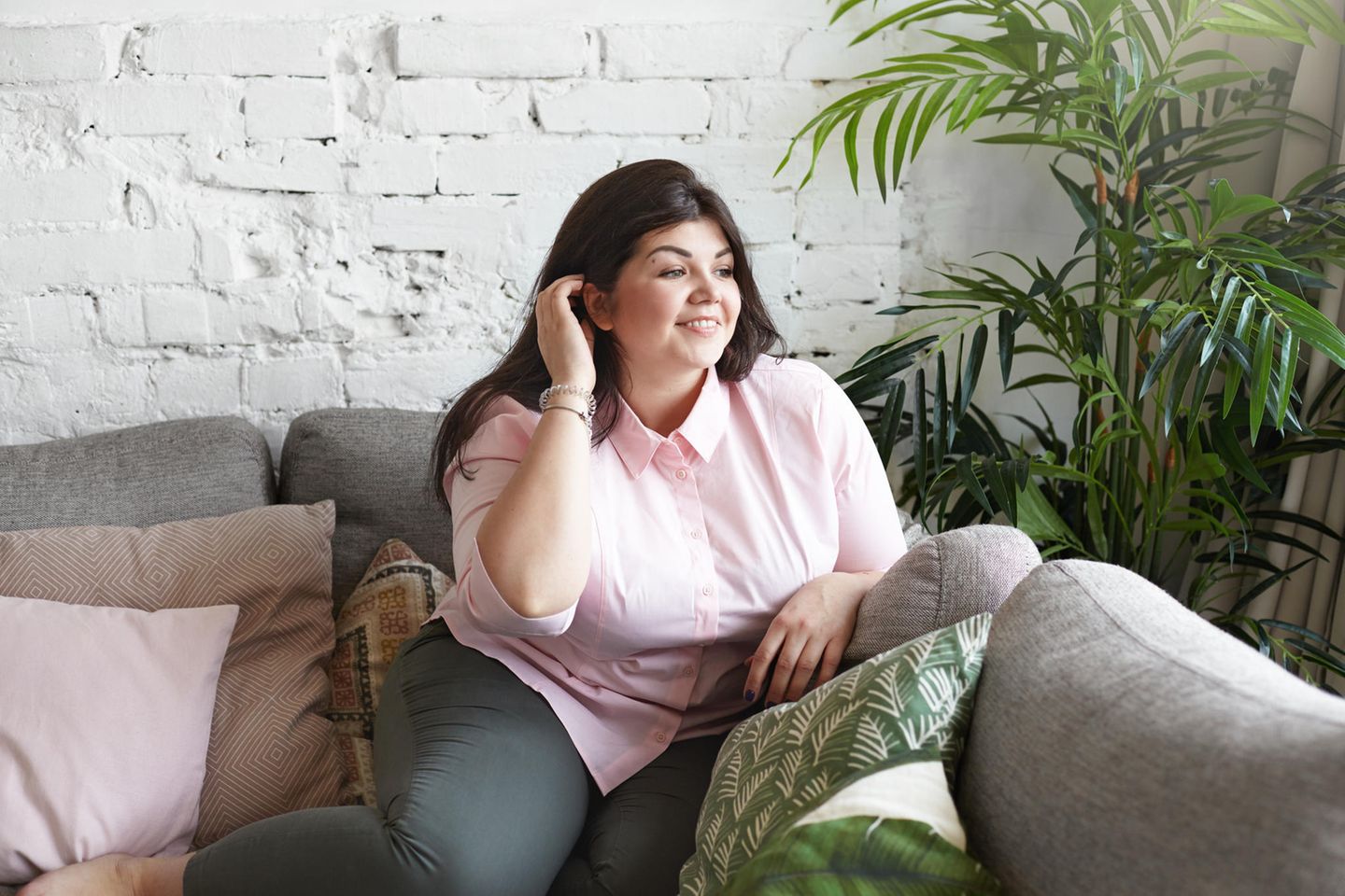 Glückliche Frau auf dem Sofa: 5 Gedanken, die psychisch gesunde Menschen jeden Tag haben