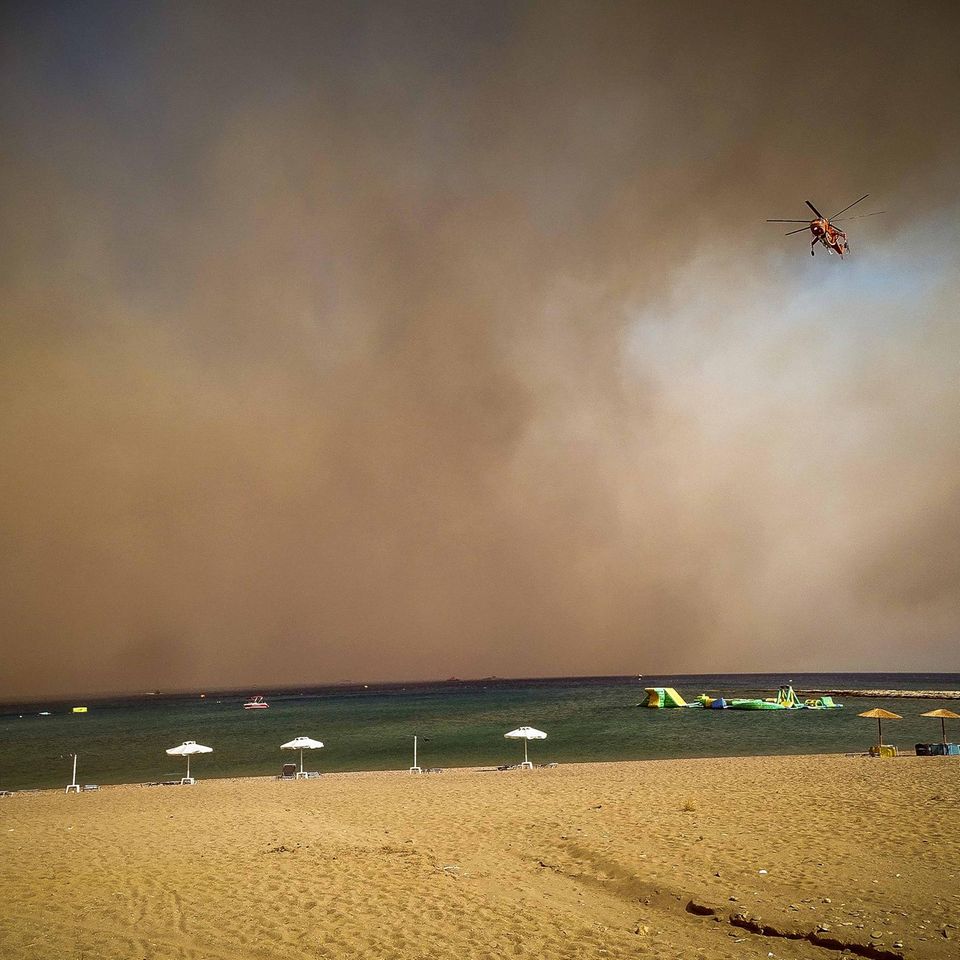 Rauchschwaden über Rhodos – in dieser Gegend wurden wegen der Waldbrände rund 2000 Menschen evakuiert